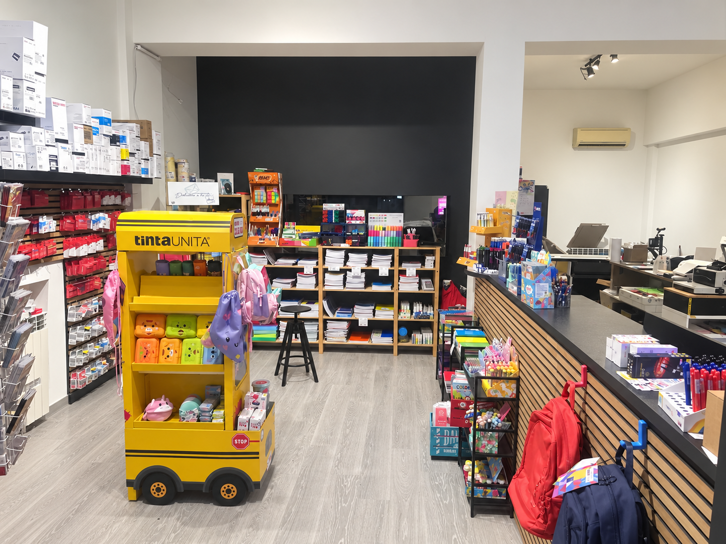 Interno del negozio Ciano Magenta a Martellago, con cartoleria e area stampa